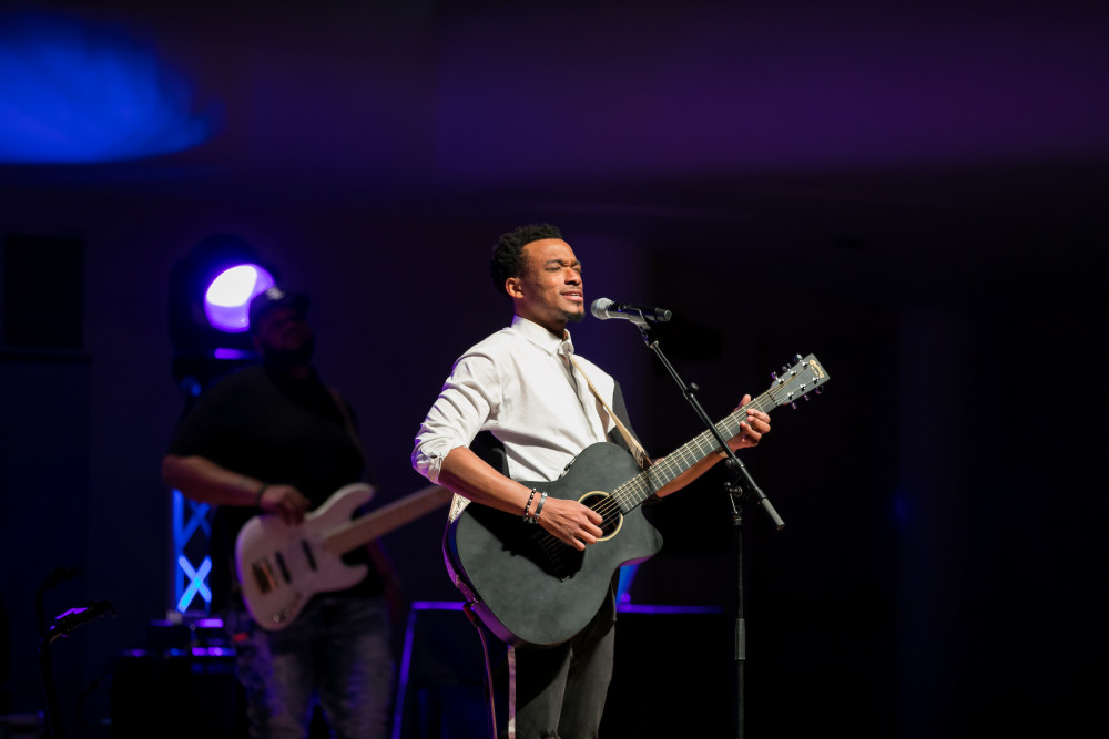 Jonathan McReynolds was received with spontaneous applause in performing his biggest hits, like “Not Lucky, I’m Loved,” “Great is the Lord” and “Gotta Have You.”